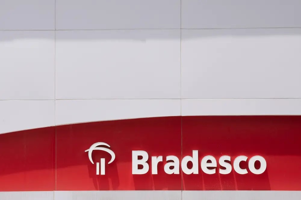 Parte da fachada de uma das agências do Bradesco - Foto: Shutterstock.