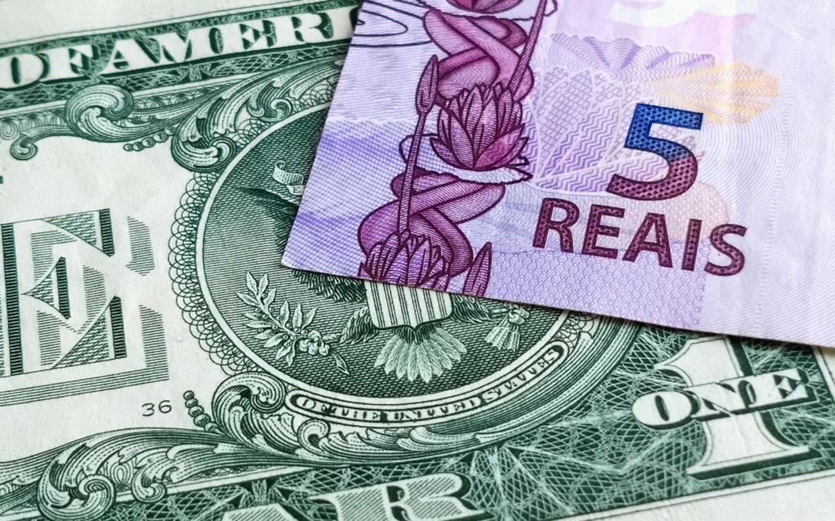 Pela primeira vez, dólar deixou o patamar de R$ 5 reais (Imagem: Shutterstock)