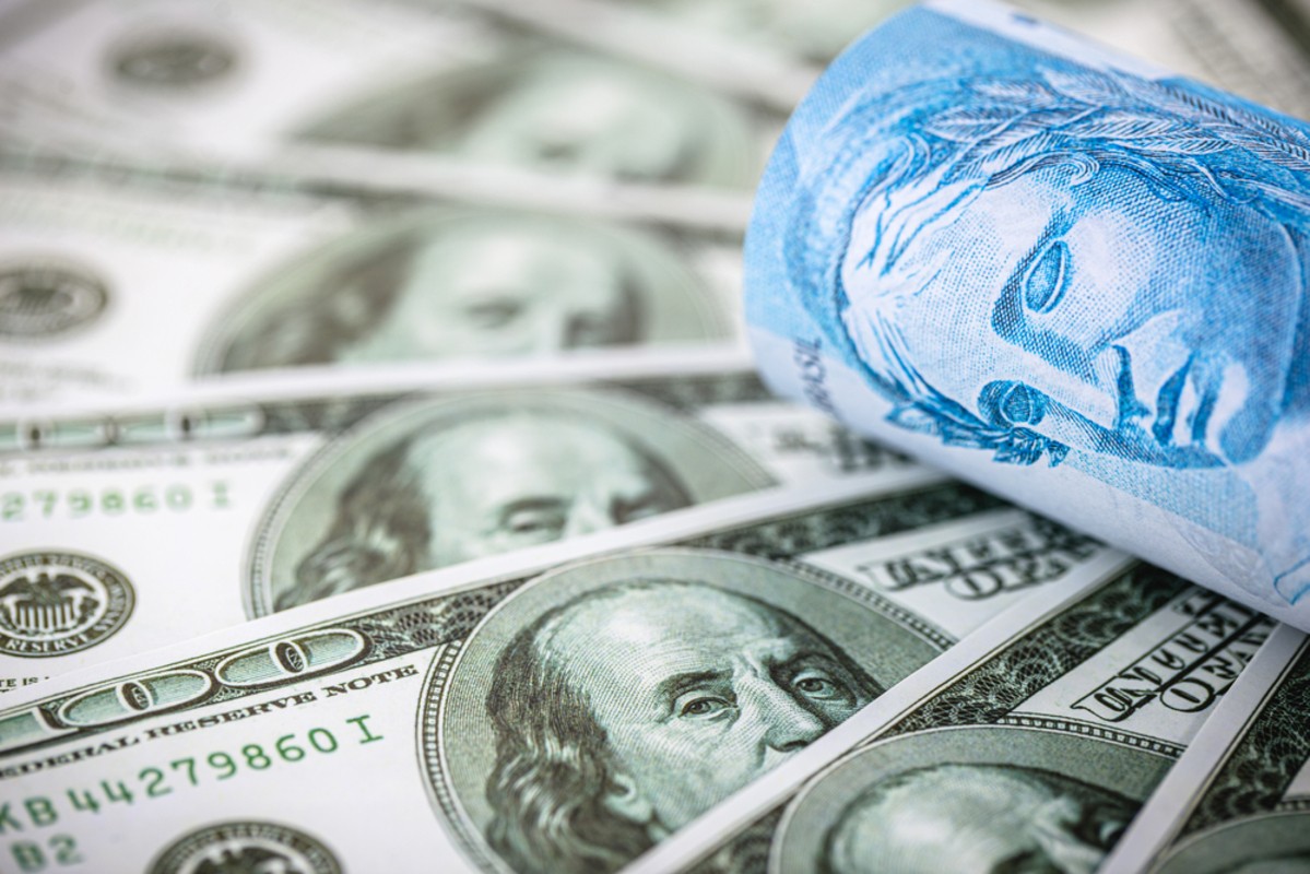 Dólar é a divisa mais importante do mundo (Imagem: Shutterstock)