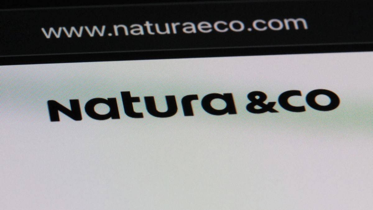 A decisão da Natura chega em um momento de ajustes no setor de varejo e cosméticos (Imagem: Shutterstock)