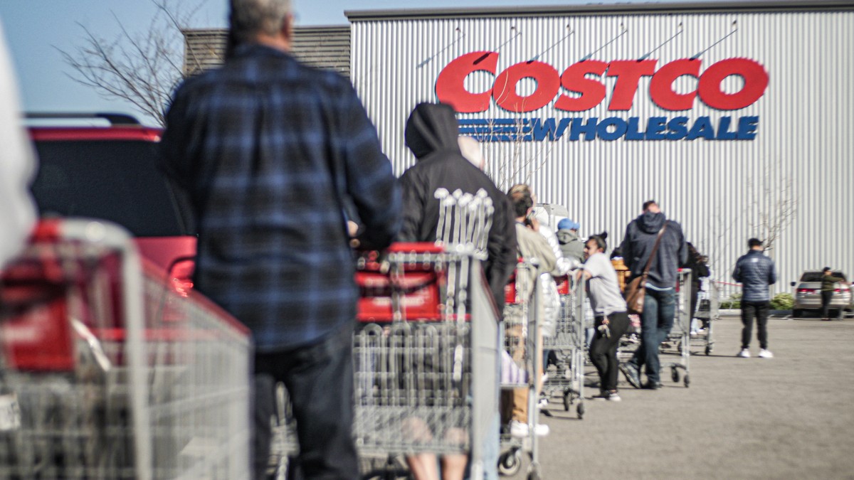 Costco é uma varejista de supermercados, boa pagadora de dividendos em dólar, cujas ações saltaram quase 60% em 12 meses (Imagem: Shutterstock) Costco é uma varejista de supermercados, boa pagadora de dividendos em dólar, cujas ações saltaram quase 60% em 12 meses (Imagem: Shutterstock)