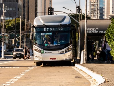 Ônibus percorrem toda a capital paulista (Imagem: Shutterstock)