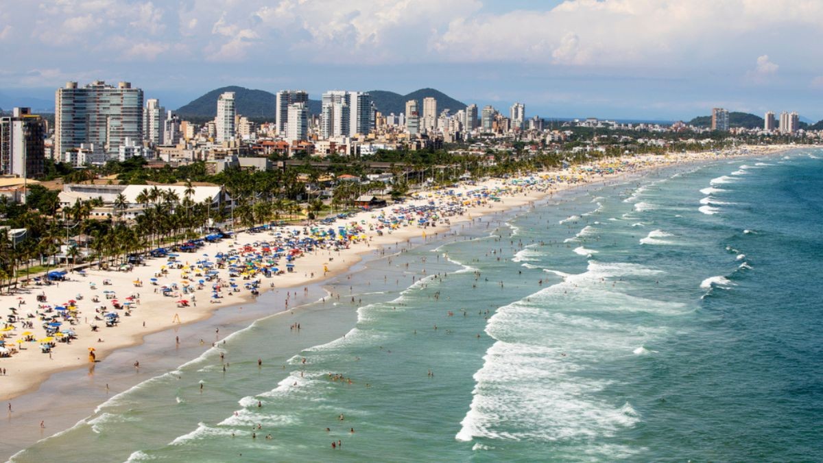 Prefeitura acredita que vazamentos de esgoto na praia de Enseada podem ter causado virose (Imagem: Shutterstock)