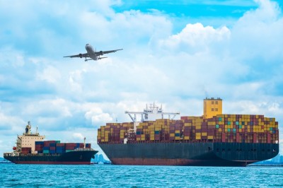 Produtos são transportados de navios e aviões (Imagem: Shutterstock)