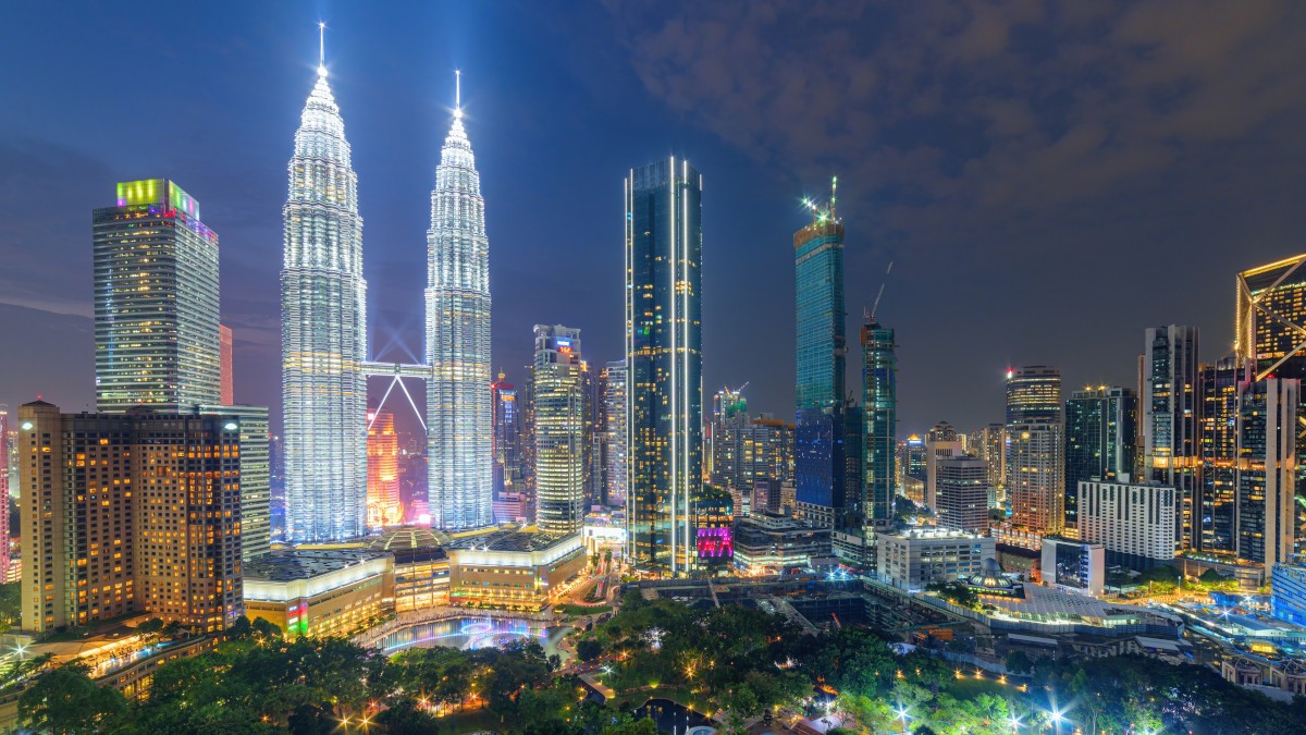 Kuala Lumpur, a capital da Malásia, ostenta arquitetura futurística (Imagem: Shutterstock)