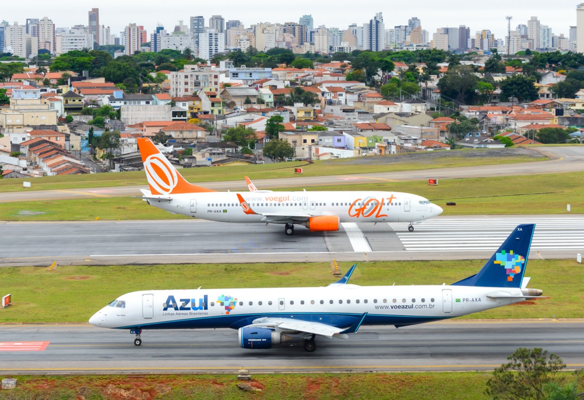 Gol e Azul são duas das maiores companhias aéreas do Brasil (Imagem: Shutterstock)