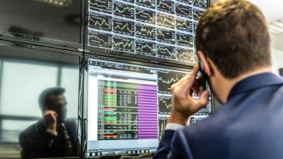 Ibovespa chega a tocar os 122.987,84 pontos na máxima do dia (Imagem: Shutterstock)