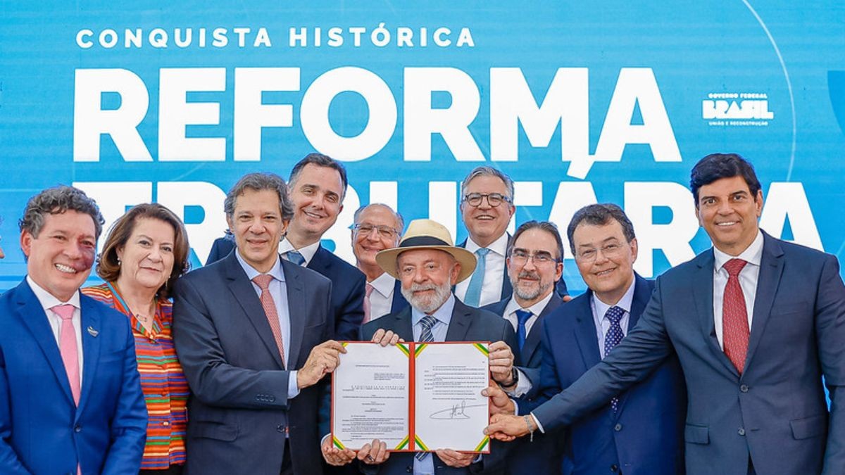 Lula sancionou a regulamentação da reforma tributária ao lado de ministros e parlamentares (Imagem: Shutterstock)