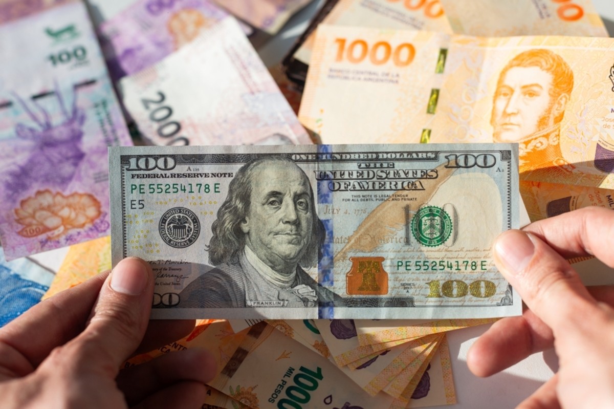 Peso argentino é a moeda oficial do país (Imagem: Shutterstock)