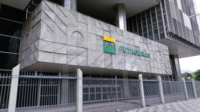 As ações da Petrobras (PETR4) operam em baixa nesta sexta-feira (Imagem: Shutterstock)