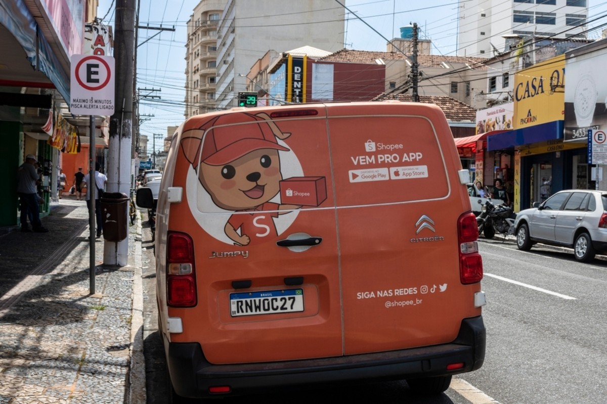 Carro de entregas da Shopee em São Paulo (Imagem: Shutterstock)