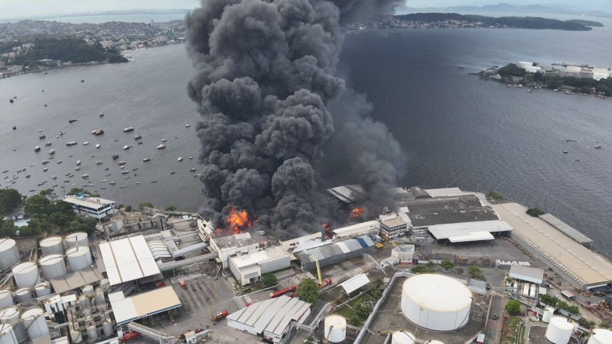 Mais de 100 bombeiros atuaram para conter as chamas (Imagem: Governo do RJ/Divulgação)