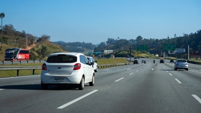 Analistas enxergam oportunidade nas debêntures da Intervias dado o volume de tráfego de veículos resiliente (Imagem: Shutterstock)