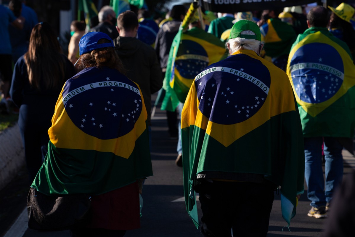 Apoiadores estavam vestidos de verde e amarelo (Imagem: Shutterstock)