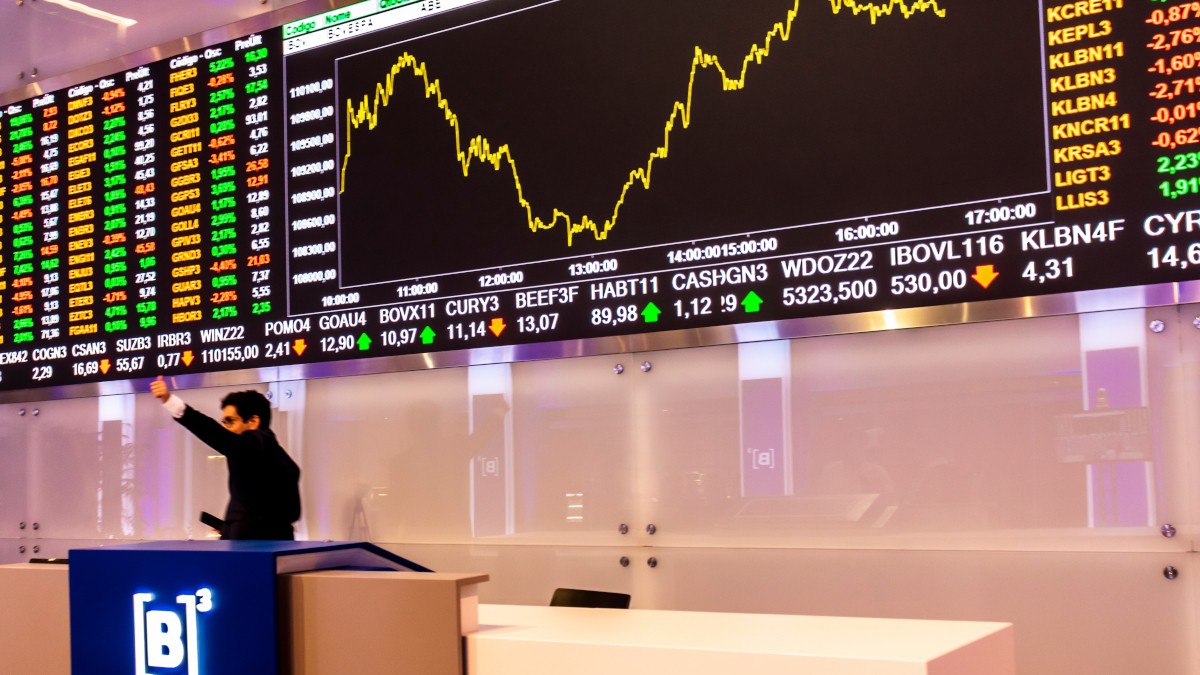 VALE3 e PETR4 caem quase −2% cada e levam o Ibovespa a perder sequência de altas nesta 4ª-feira (Imagem: Shutterstock) VALE3 e PETR4 caem quase −2% cada e levam o Ibovespa a perder sequência de altas nesta 4ª-feira (Imagem: Shutterstock)