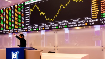 VALE3 e PETR4 caem quase −2% cada e levam o Ibovespa a perder sequência de altas nesta 4ª-feira (Imagem: Shutterstock)
