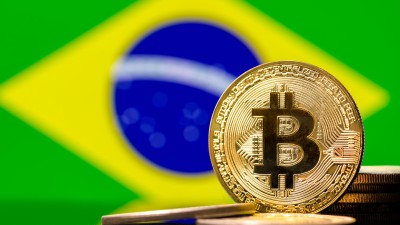 Criptomoedas desbancam o ouro como a melhor classe de investimentos no mês, enquanto o dólar foi o único que deu prejuízo (Imagem: Shutterstock)