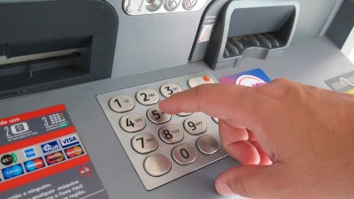 Mercado projeta taxa Selic abaixo de 14% ao ano em meados de 2027, enquanto CDBs têm taxas que beiram os 16% ao ano (Imagem: Shutterstock)
