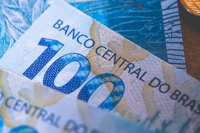 Nota de 100 reais é uma das oficiais do país (Imagem: Shutterstock)