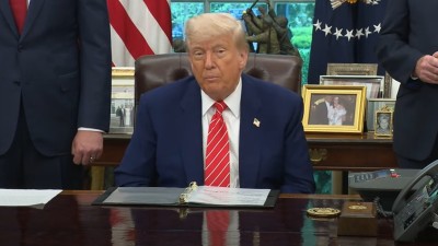 Trump também explicou que o governo britânico reduzirá ou eliminará inúmeras tarifas de barreira aos produtos americanos (Imagem: Reprodução/The White House)