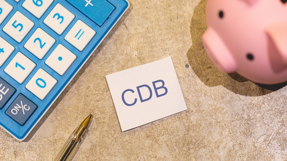 CDB pagando 105% do CDI pode transformar R$ 1 mil no montante de R$ 1.126,43 nos próximos 12 meses (Imagem: Shutterstock) CDB pagando 105% do CDI pode transformar R$ 1 mil no montante de R$ 1.126,43 nos próximos 12 meses (Imagem: Shutterstock)