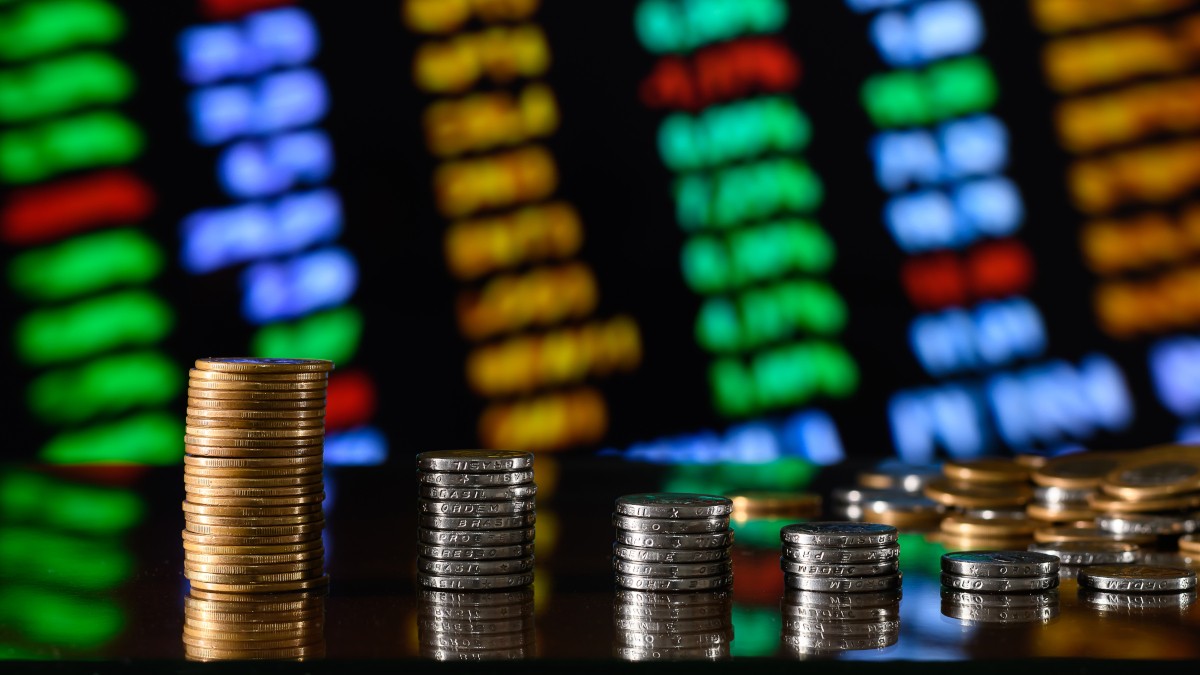 Além do Ibovespa ter flertado com os 137.600 pontos, o real venceu a queda de braço com o dólar, que caiu para R$ 5,66 (Imagem: Shutterstock)