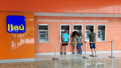 Carteira de crédito do ITUB4 cresce para R$ 1,38 trilhão no 1T25, avanço de 13,2% na comparação anual (Imagem: Shutterstock)