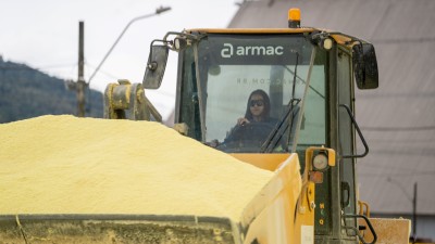 Armac oferece frota de equipamentos como escavadeiras, carregadeiras e tratores que também atendem ao agronegócio (Imagem: Divulgação)