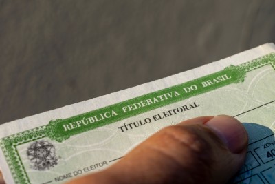 Título de eleitor é um documento oficial do Brasil (Imagem: Shutterstock) Título de eleitor é um documento oficial do Brasil (Imagem: Shutterstock)