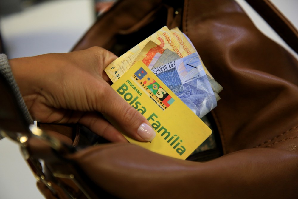 Beneficiários recebem por meio de uma conta no aplicativo Caixa Tem (Imagem: Shutterstock) Beneficiários recebem por meio de uma conta no aplicativo Caixa Tem (Imagem: Shutterstock)