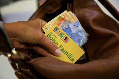 Beneficiários recebem por meio de uma conta no aplicativo Caixa Tem (Imagem: Shutterstock)