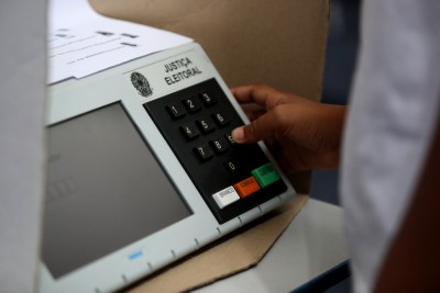 Brasileiros usam urna eletrônica para votar em candidatos (Imagem: Shutterstock) Brasileiros usam urna eletrônica para votar em candidatos (Imagem: Shutterstock)