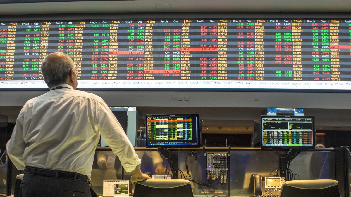 Com uma inflação menor, a taxa Selic pode ficar travada e até cair mais cedo, o que o mercado já começa a precificar no Ibovespa (Imagem: Shutterstock)