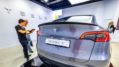 TSLA sobe quase +4% em Nasdaq nesta 6ª-feira (Imagem: Shutterstock)