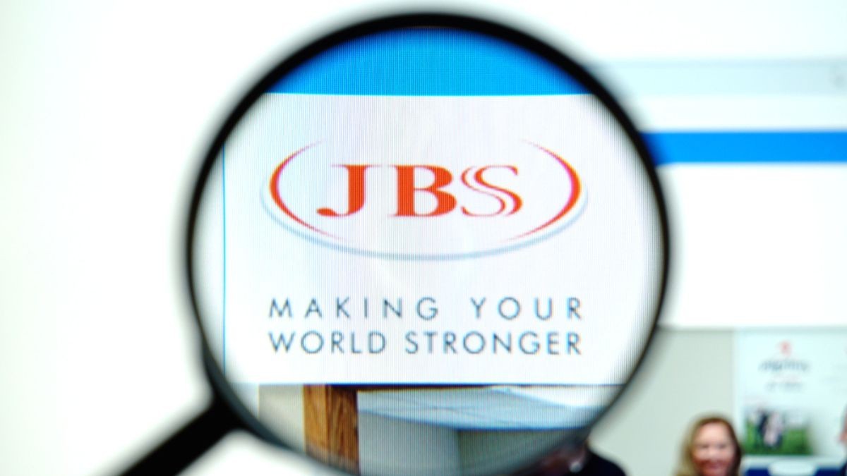O último pregão com ações diretas da JBS na B3 foi na sexta-feira (6) (Imagem: Shutterstock) O último pregão com ações diretas da JBS na B3 foi na sexta-feira (6) (Imagem: Shutterstock)
