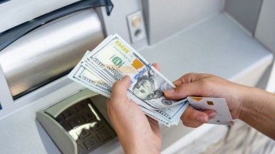 Compra de dólares em espécie agora está sujeita à cobrança de 3,5% de IOF (Imagem: Shutterstock) Compra de dólares em espécie agora está sujeita à cobrança de 3,5% de IOF (Imagem: Shutterstock)