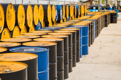 Barril de petróleo é negociado no mercado internacional com preços que variam (Imagem: Shutterstock)