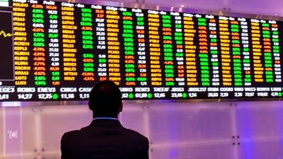 VALE3 cai −2,4% e ajuda a puxar o Ibovespa para baixo (Imagem: Shutterstock)