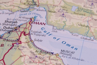 Estreito de Ormuz conecta economias árabes e persas com o Oceano Índico (Imagem: Shutterstock)