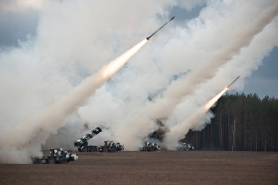Misseis militares são lançados por países e podem cruzar continentes para atingir alvos (Imagem: Shutterstock)