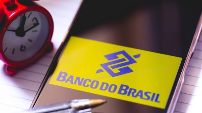 Ações do Banco do Brasil caem quase −30% desde a máxima em março (Imagem: Shutterstock) Ações do Banco do Brasil caem quase −30% desde a máxima em março (Imagem: Shutterstock)