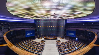 O texto foi aprovado por ampla maioria: 383 votos favoráveis contra 98 contrários (Imagem: Shutterstock)