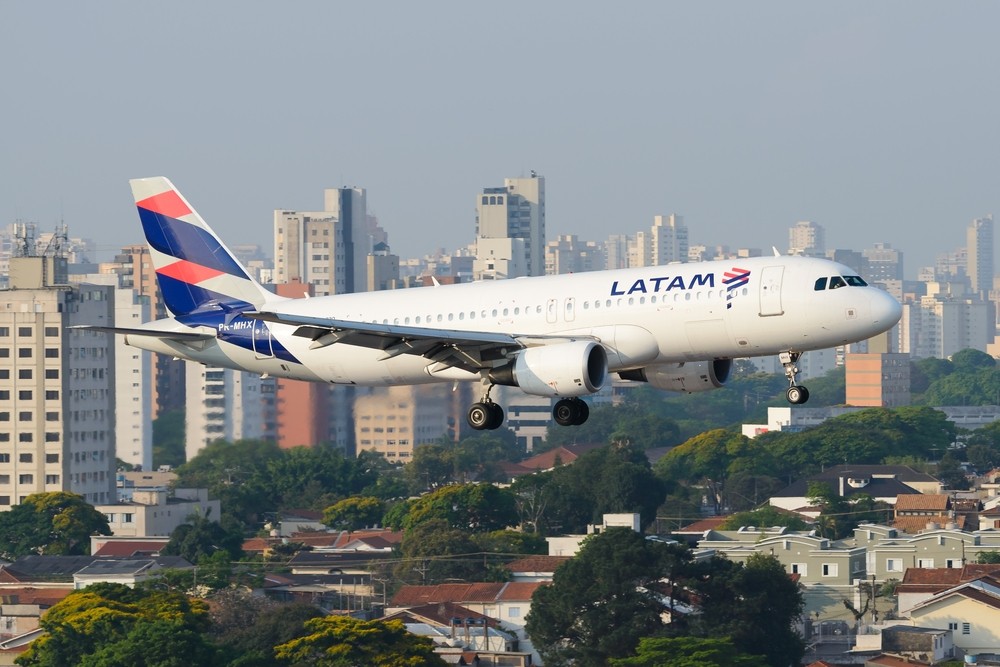 Latam foi a empresa que mais transportou passageiros em voos domésticos durante o mês (Imagem: Shutterstock)