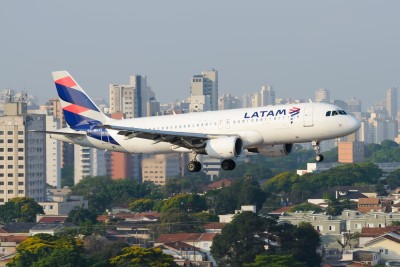 Latam foi a empresa que mais transportou passageiros em voos domésticos durante o mês (Imagem: Shutterstock) Latam foi a empresa que mais transportou passageiros em voos domésticos durante o mês (Imagem: Shutterstock)