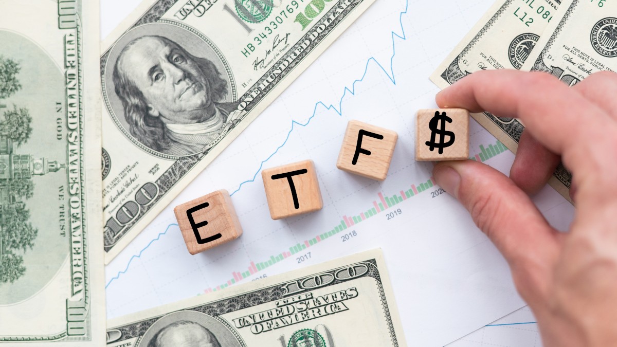 Analistas miram 7 ETFs de dividendos estáveis em 2025 (Imagem: Shutterstock) Analistas miram 7 ETFs de dividendos estáveis em 2025 (Imagem: Shutterstock)