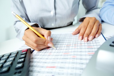Cursos da área de economia estão entre as opções com mais oportunidades para isenção de mensalidade, segundo o Ministério da Fazenda (Imagem: Shutterstock)