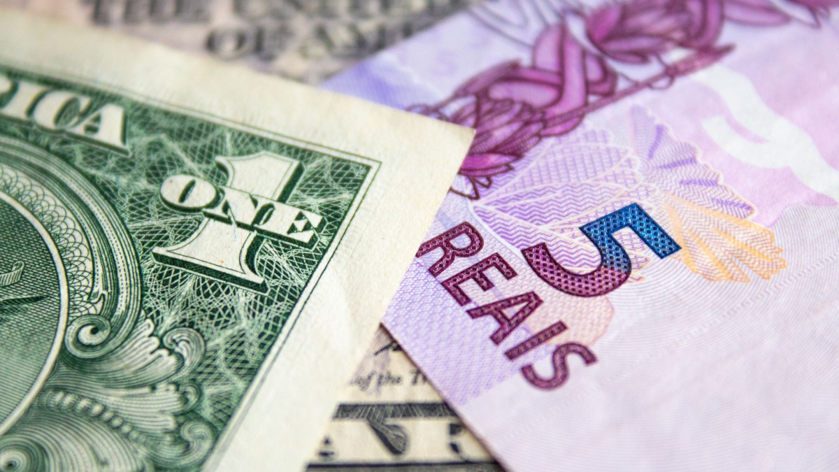 Em todas as janelas de tempo recentes, o dólar está descontado (Imagem: Shutterstock) Em todas as janelas de tempo recentes, o dólar está descontado (Imagem: Shutterstock)