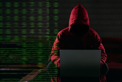 Invasão hacker que tem acontecido com frequência em diversos sistemas bancários (Imagem: Shutterstock)