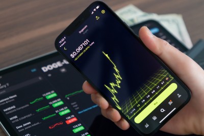 Criptomoedas são ativos enquadrados na renda variável dada a volatilidade no mercado (Imagem: Shutterstock)