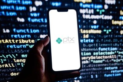 Pix é o sistema de pagamento instantâneo oficial do Brasil (Imagem: Shutterstock)